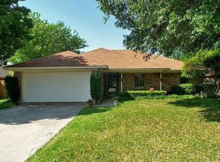 1105 Trinity Dr, Benbrook, TX 76126