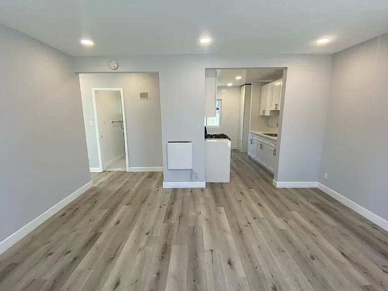 1057 E Hyde Park Blvd #A — Photo 4