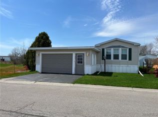 648 Birchwood Dr, Lockport, NY 14094