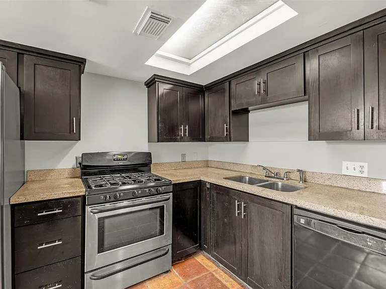 2415 Columbia St — Photo 4