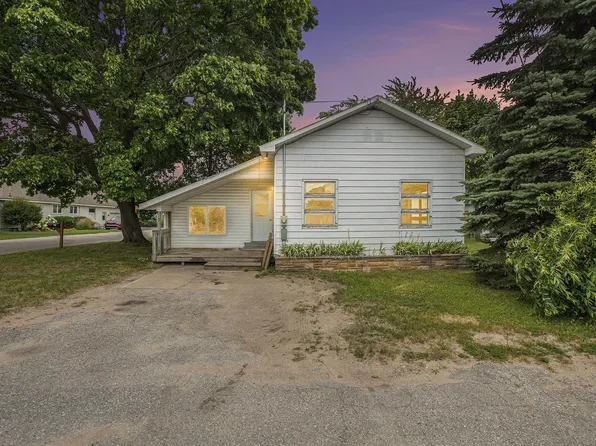 7424 3rd St, Beulah, MI 49617