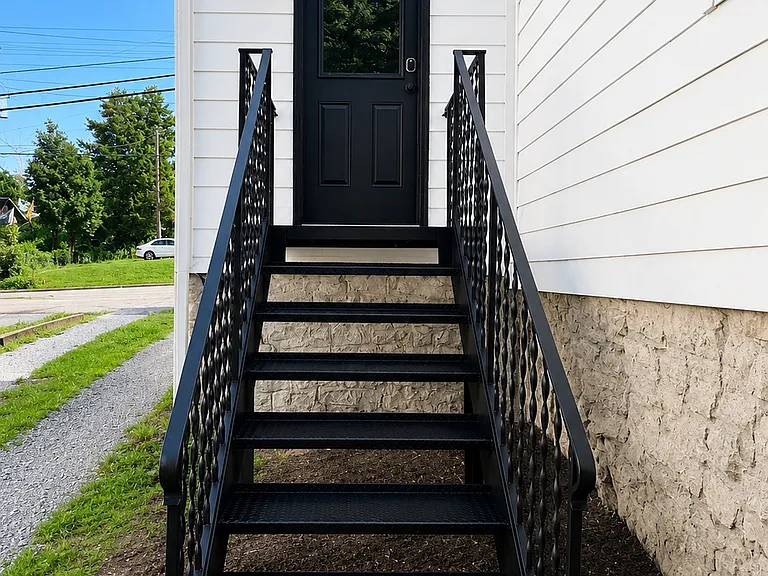 518 E Trinity Ln — Photo 2