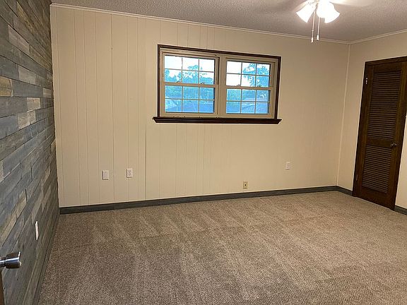 3rd image of 4044 Hillcrest Dr
