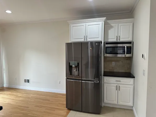 436 Lawton Avenue image 16 of 26