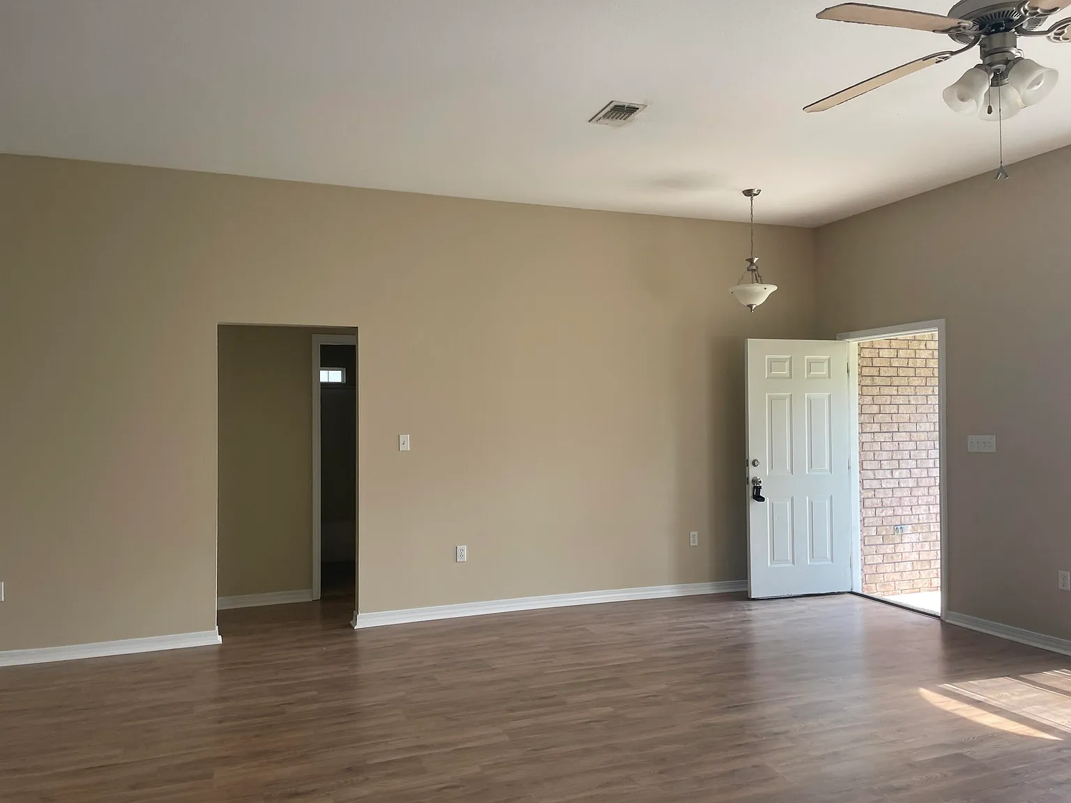 3 bed, 1500 sqft, $2,100 — Photo 3