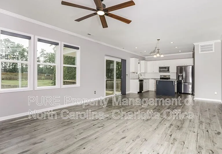 327 Silverleaf Dr — Photo 4