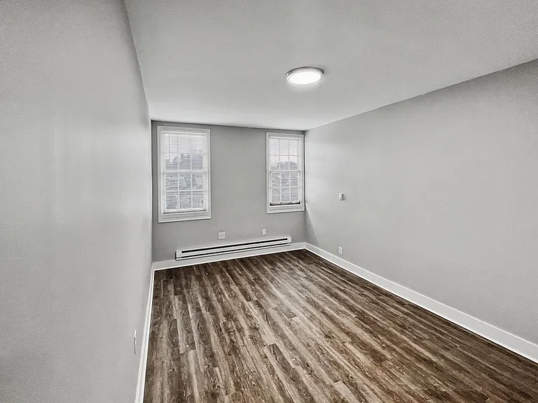 327-337 W Chestnut St — Photo 8
