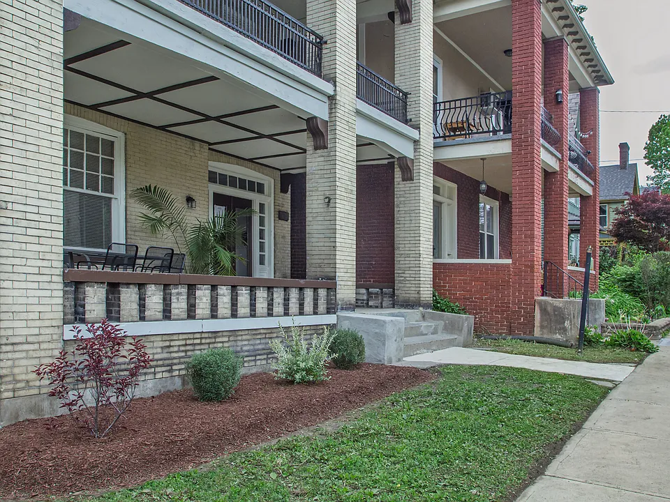 439 Franklin Ave #3
