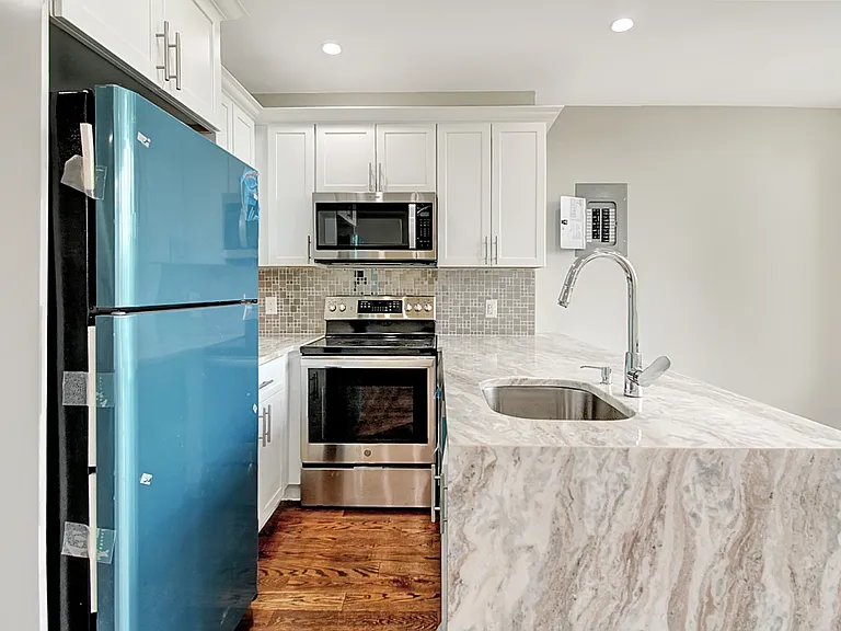 948 Herkimer St #3B — Photo 4