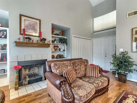 3rd image of 5756 Golden Oaks Dr