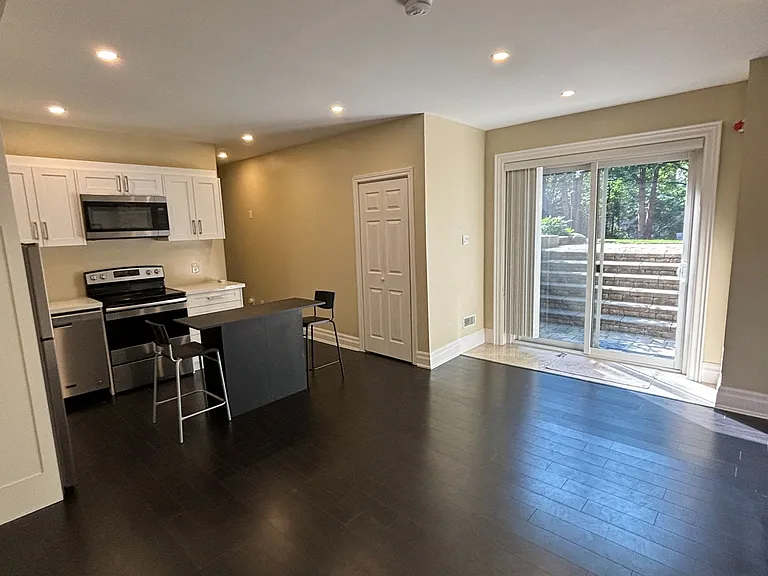 81 Chestnut Hills Pkwy #LOWER — Photo 10