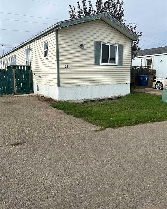 1st image of 28 Maple Dr W