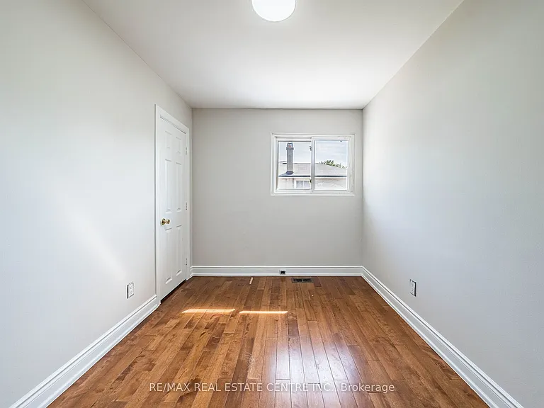 2 Milner Rd #MAIN FLOOR — Photo 25