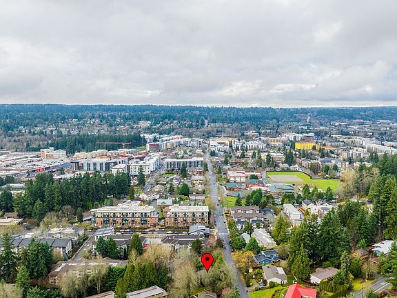 Downtown Redmond just a few blocks away.>