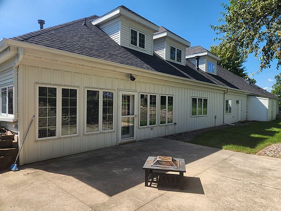 3rd image of 800 Main St S
