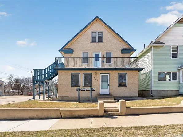 806 Algoma AVENUE, Moose Jaw, SK S6H 3Z3
