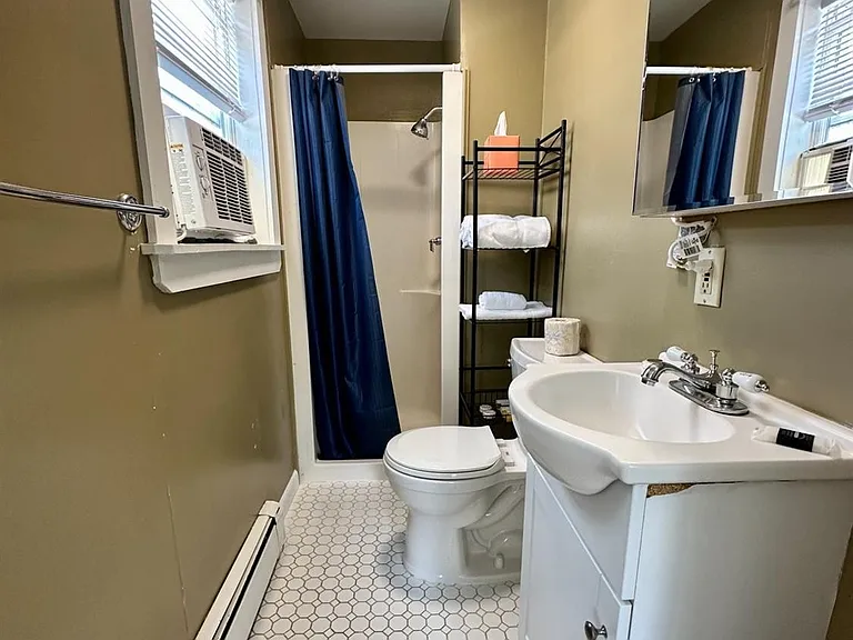 1147 Main St #6 — Photo 6
