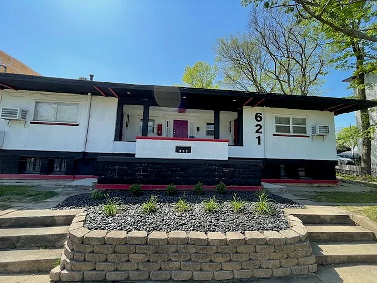 621 N Leverett Ave — Photo 1