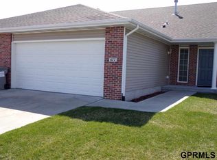 677 Carlton Dr, Lincoln, NE 68512