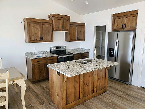 Kitchen w/granite countertop
