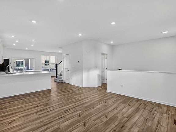 5th image of 433 Red Oak Cir