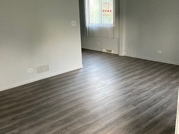 2nd image of 118 Surrey Dr