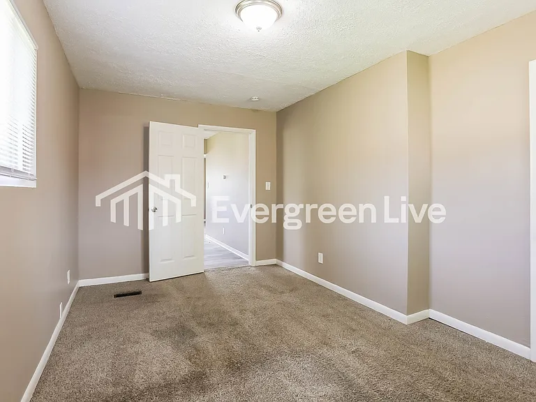 2422 Sharon Ave — Photo 12
