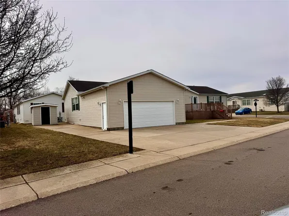 25755 Langdon Dr, Flat Rock, MI 48134