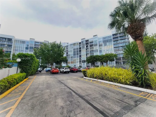800 Parkview Dr APT 309, Hallandale Beach, FL 33009