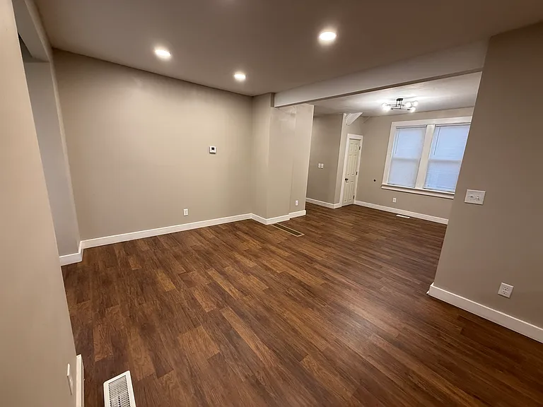 810 E 8th St #1 — Photo 10