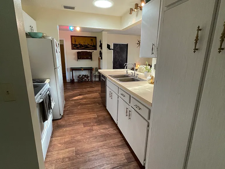 255 S Venice Blvd — Photo 13