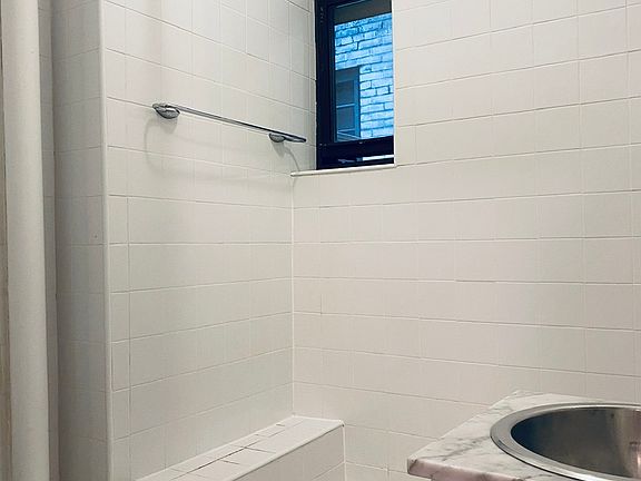 4th image of 30 W 70th St APT 1D