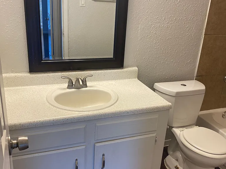 Marbach Manor Apartments — Photo 8
