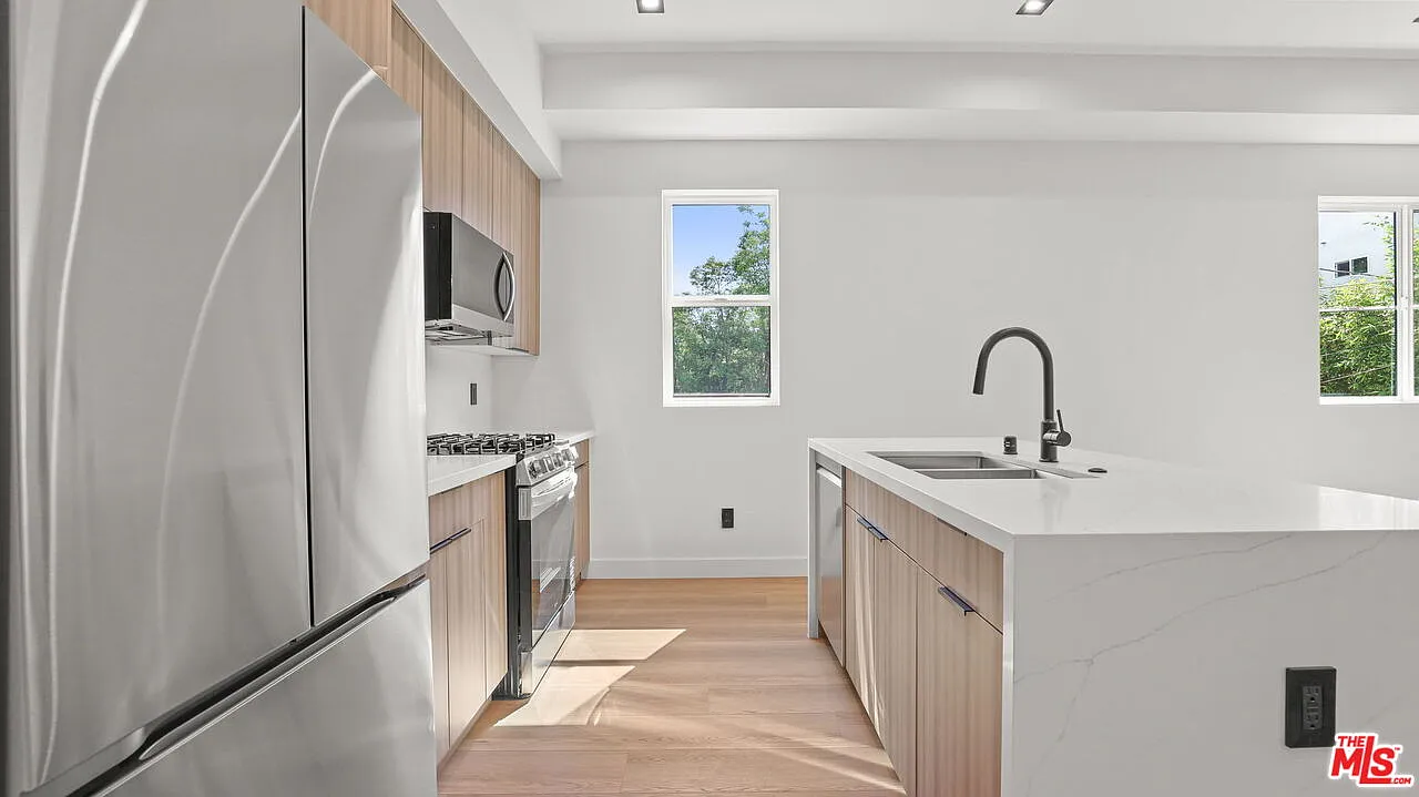 3 bed, 1600 sqft, $4,400 — Photo 2