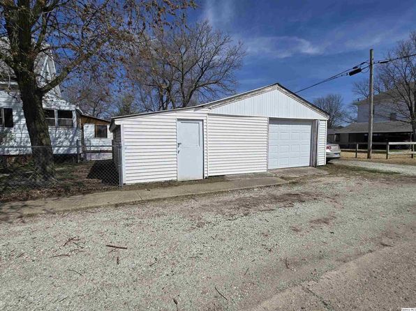 517 W 6th St, Beardstown, IL 62618