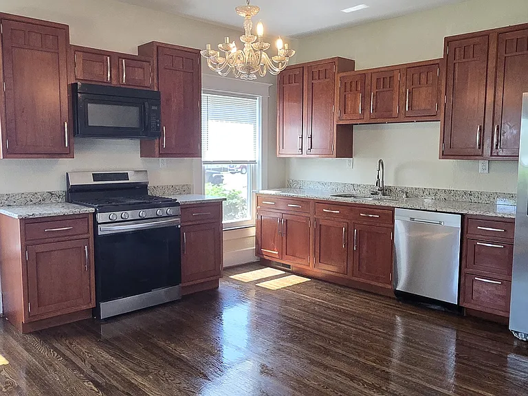 2201 Bashford Manor Ln — Photo 12