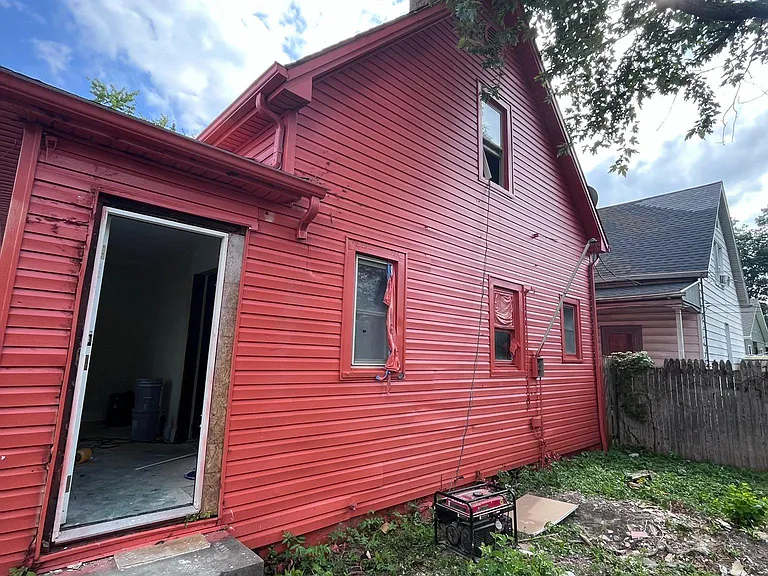 722 Jackson Ave — Photo 2