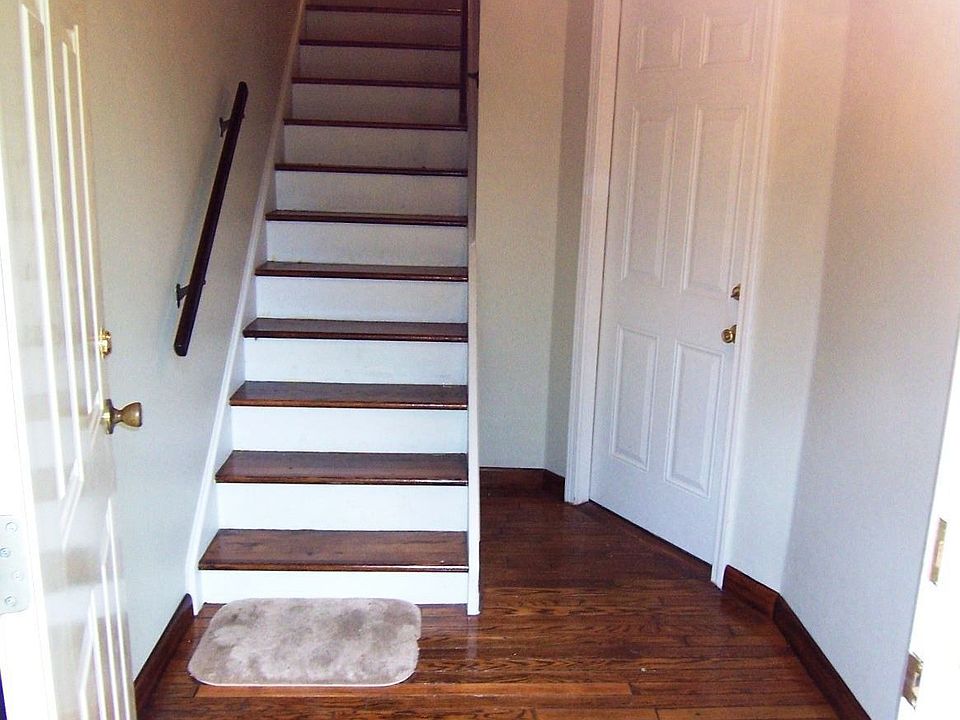 Spacious Foyer w/Hardwood