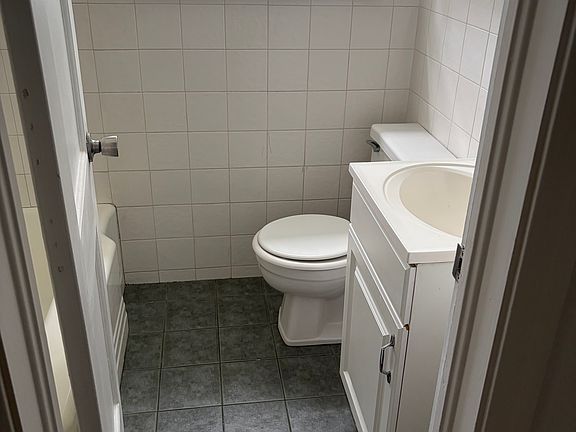 5th image of 305 Miller St