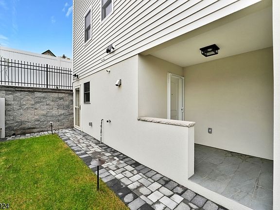 3rd image of 182 E 25th St #A