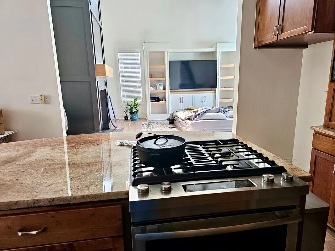 3 bed, 2.5 bath, 2427 sqft, $2,500 — Photo 2