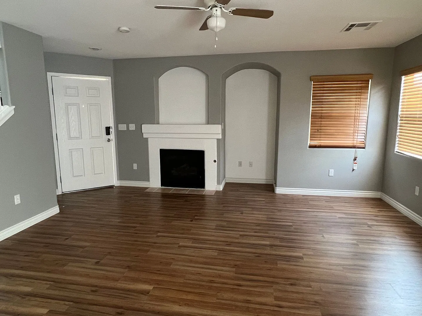 Wonderfully refreshed 3 bedroom home featuring fresh paint and new flooring throughout. Upgraded ... — Photo 4
