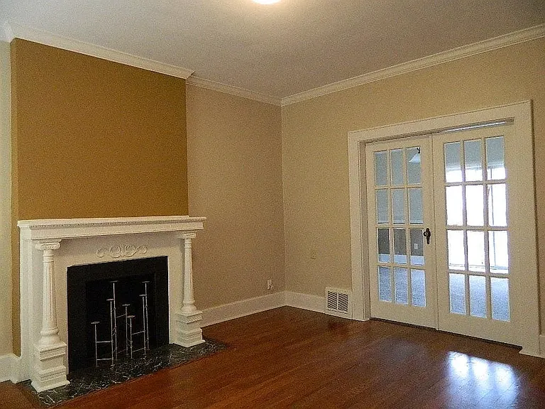 115 E Riverside Dr — Photo 13