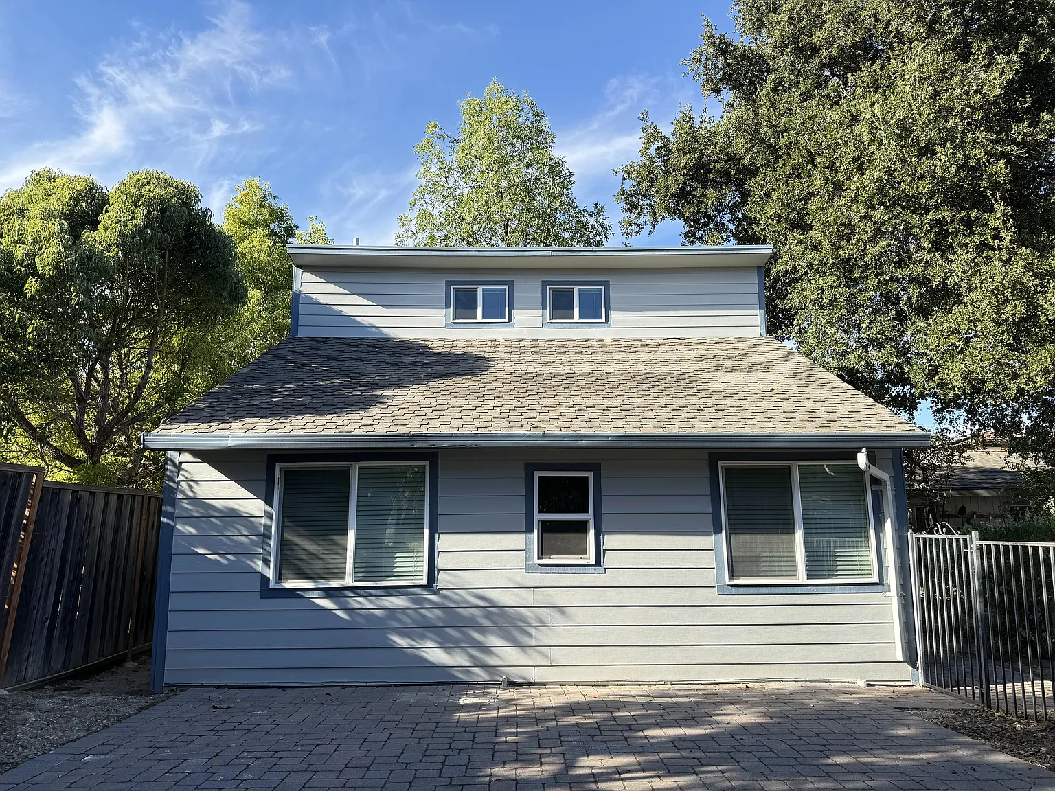 3 bed, 864 sqft, $4,200 — Photo 1
