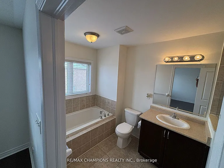 64 Pennycross Cres — Photo 15