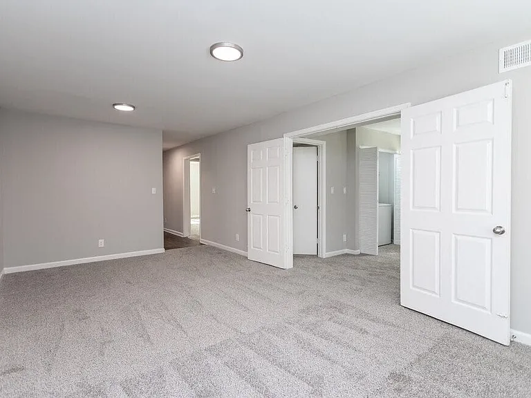 The Avenue Apartments — Photo 21