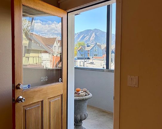 4th image of 1941 Pearl St Unit 202