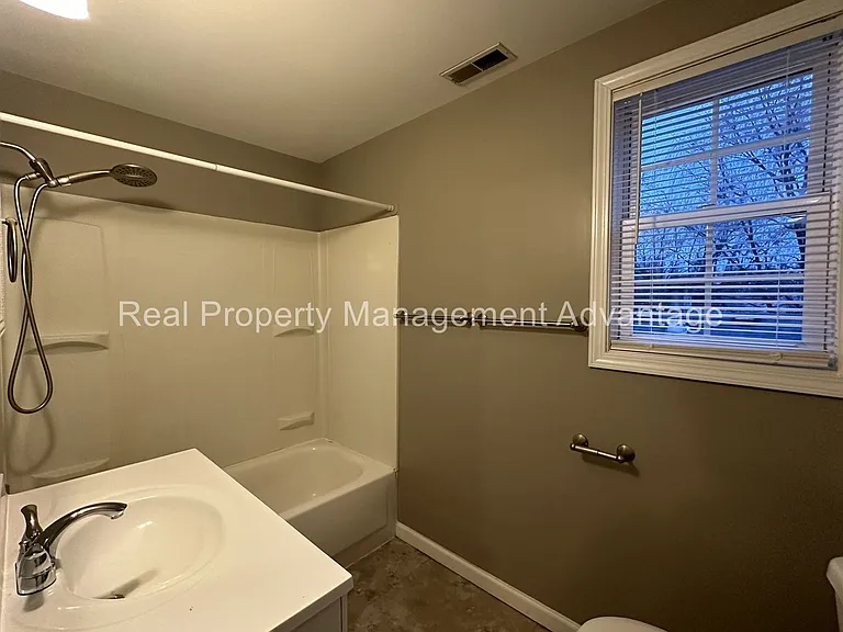 23511 Wellington Ave — Photo 19
