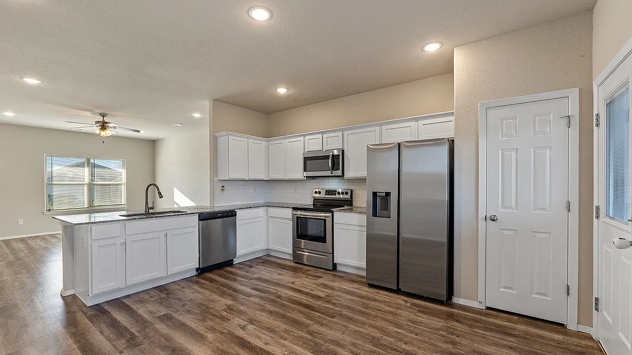 4 bed, 2.5 bath, 2352 sqft, $2,350 — Photo 4