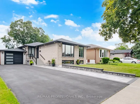 9 Tynevale Dr, Toronto, ON M9R 2B3